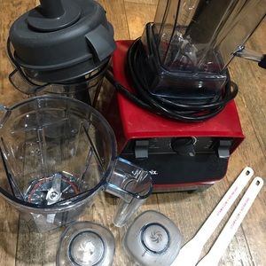 Vitamix 5200 series blender with attachments